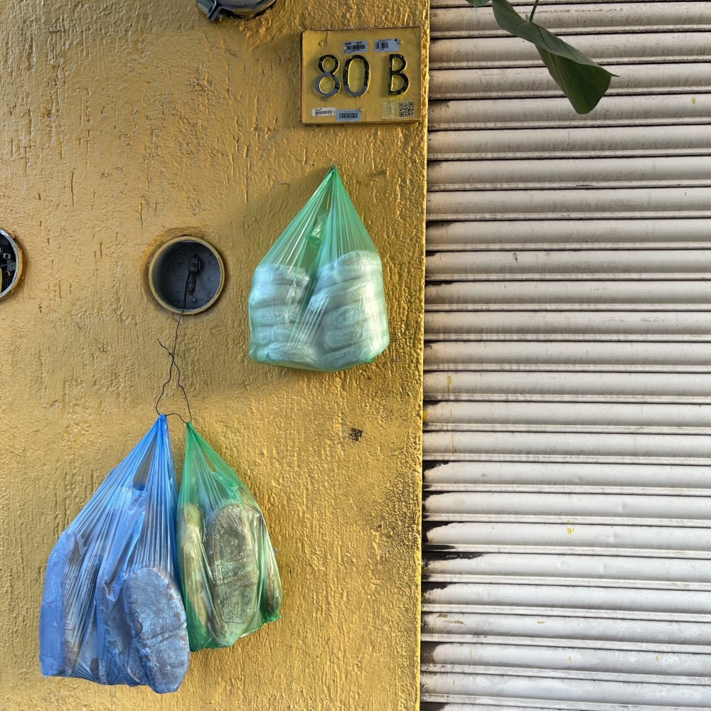 Bolillos y tortillas colgados en una tienda por la mañana